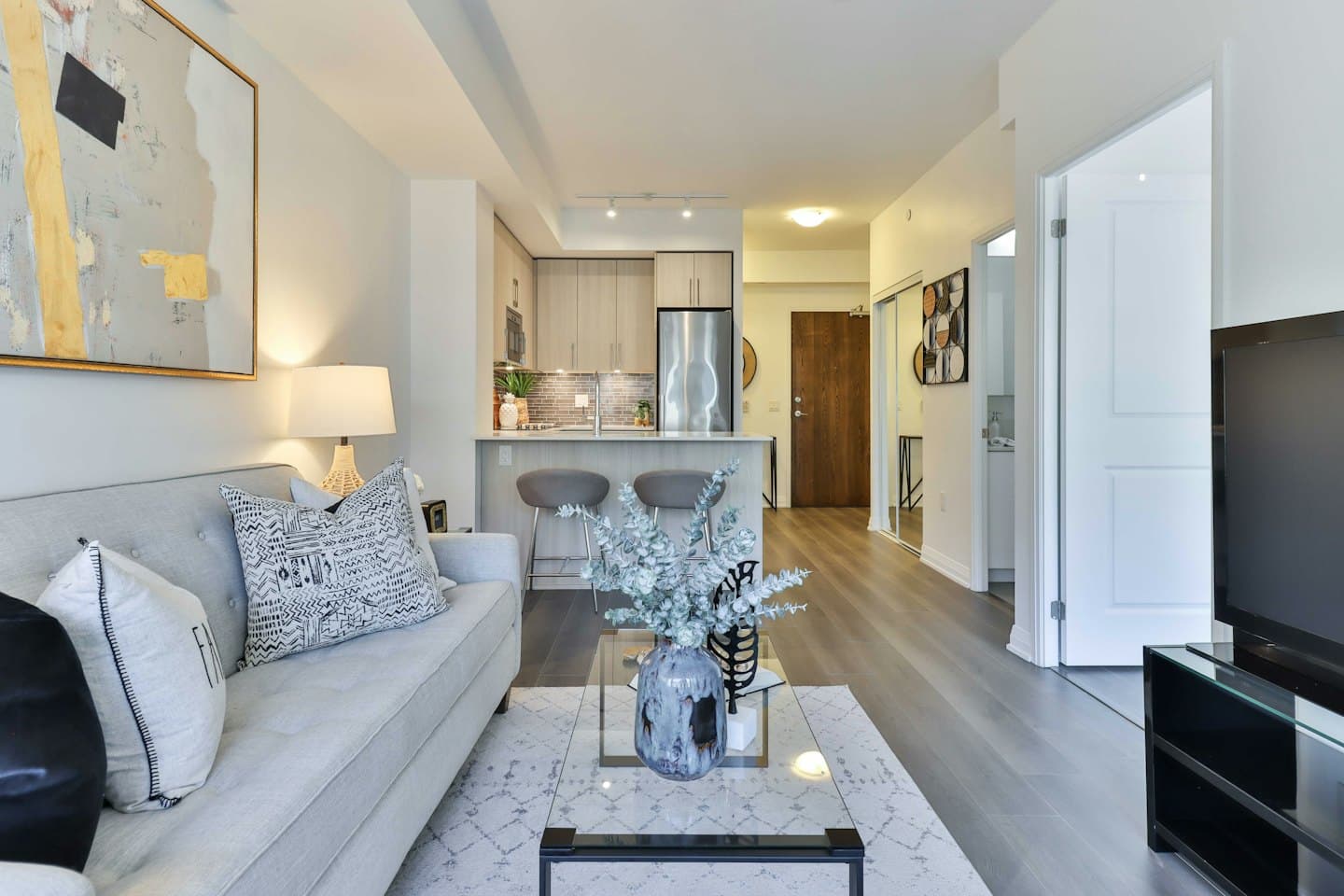 Moderne offene Wohnung mit Wohnzimmer und Küche.